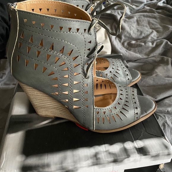 Grey wedge open toed shoes - Picture 2 of 6